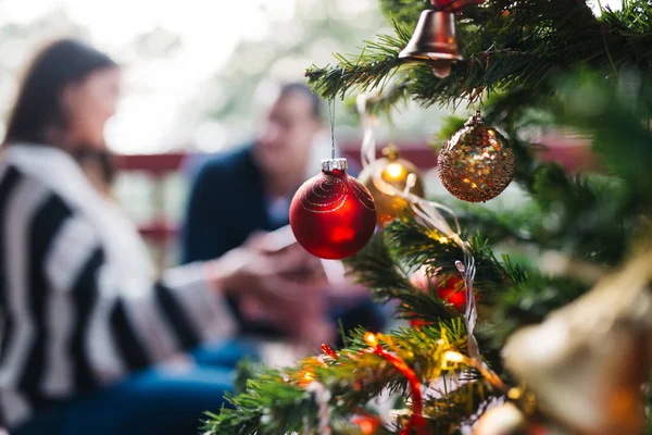 Árbol Navidad Decorado Pareja Fondo — Foto de Stock