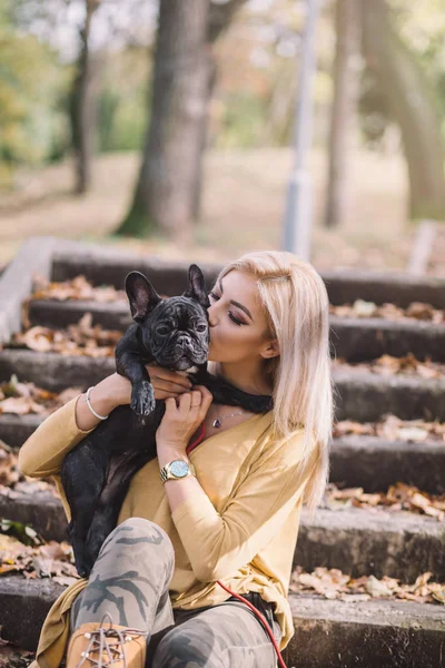 Mooi Gelukkig Vrouw Genieten Park Genieten Met Haar Schattige Franse — Stockfoto