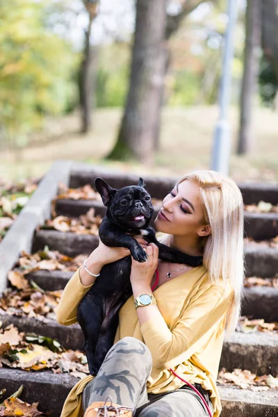 Güzel ve mutlu bir kadın onun sevimli Fransız buldozer ile zevk Park zevk. Sonbahar