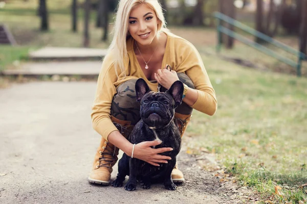 Mujer Hermosa Feliz Disfrutando Parque Disfrutando Con Adorable Bulldog Francés — Foto de Stock