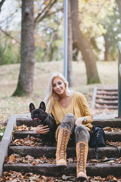 Piękna Szczęśliwa Kobieta Korzystających Parku Ciesząc Się Jej Adorable Buldog — Zdjęcie stockowe