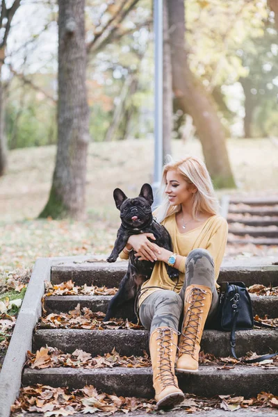 Mulher Bonita Feliz Desfrutando Parque Desfrutando Com Seu Adorável Bulldog — Fotografia de Stock