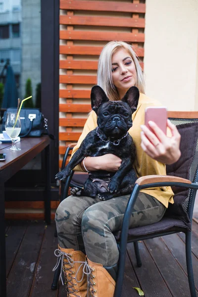 Młoda Kobieta Korzystających Café Bar Biorąc Zdjęcie Selfie Jej Adorable — Zdjęcie stockowe