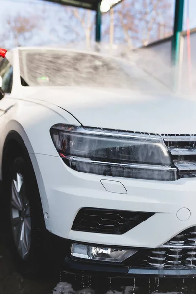 Araba yıkama. Yüksek basınçlı su kullanarak araba temizleme.