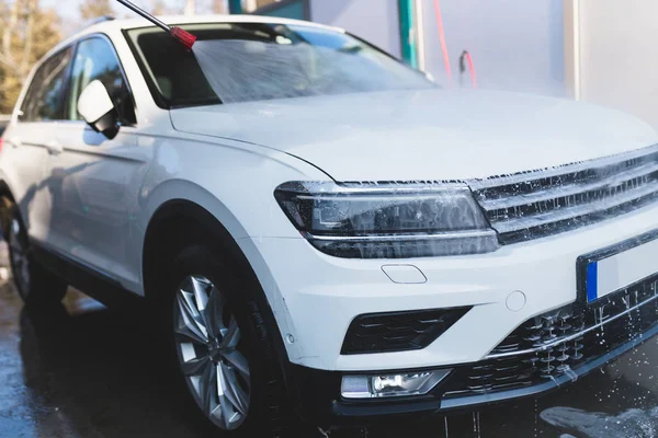 Araba yıkama. Yüksek basınçlı su kullanarak araba temizleme.