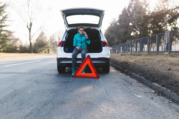 Femme Appelant Aide Raison Panne Voiture — Photo