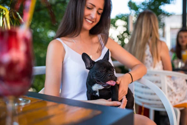 Joven Mujer Disfrutando Una Cafetería Manteniendo Adorable Bulldog Francés Cachorro —  Fotos de Stock