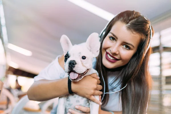 膝の上に美しい少女持株愛らしい白いフレンチ ブルドッグ子犬 — ストック写真