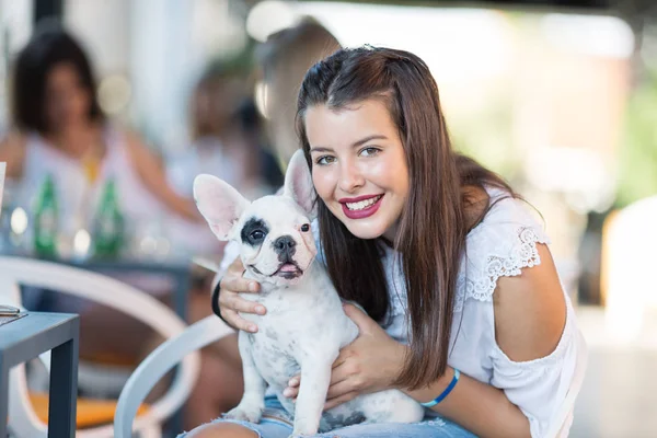 Joven Mujer Disfrutando Una Cafetería Manteniendo Adorable Bulldog Francés Cachorro —  Fotos de Stock