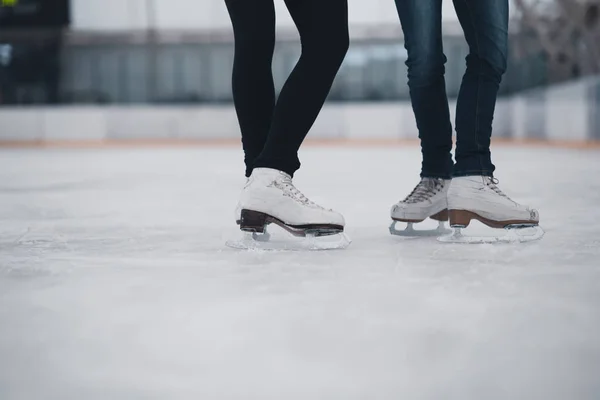 Freunde Auf Schlittschuhen Auf Der Eisbahn — Stockfoto