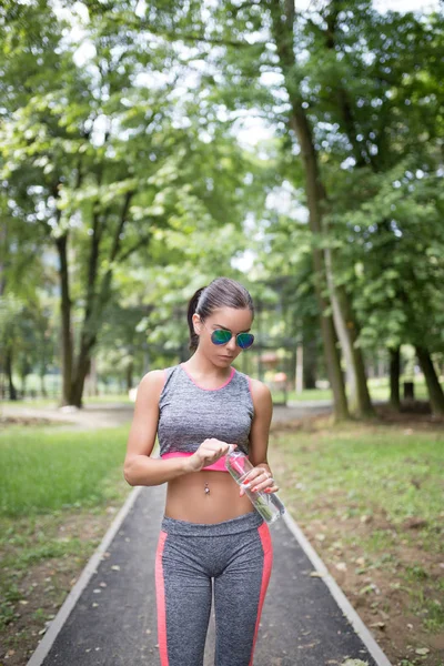 Atractiva Corredora Deportiva Femenina Preparándose Para Correr Aire Libre — Foto de Stock