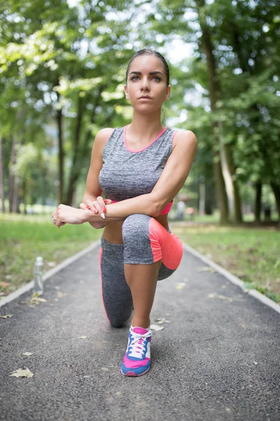 Çekici kadın spor fitness atlet açık havada koşu için hazırlanıyor.