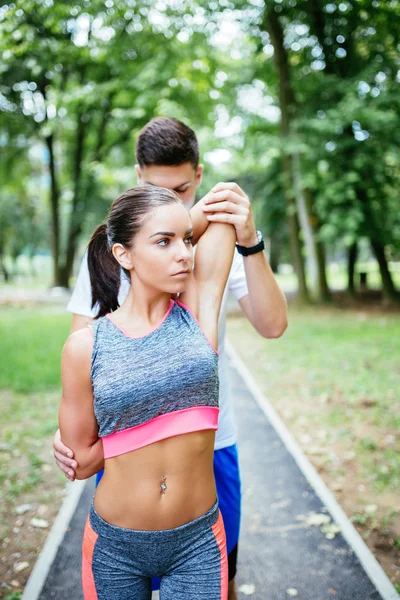 Atractiva Corredora Deportiva Femenina Haciendo Ejercicio Con Amiga — Foto de Stock