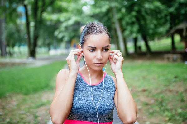 Atractiva Corredora Deportiva Femenina Preparándose Para Correr Aire Libre Escuchar — Foto de Stock