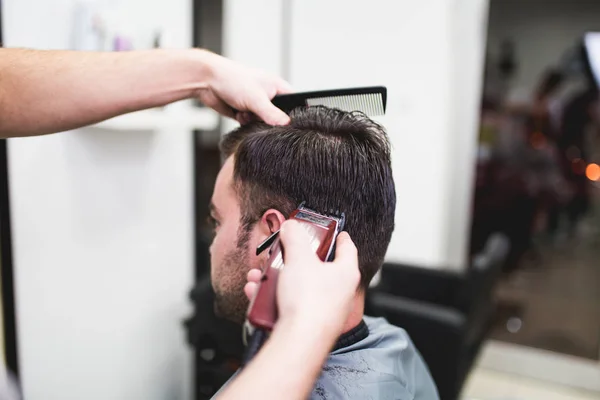 Tukang Cukur Profesional Memotong Rambut Untuk Klien Laki Laki — Stok Foto