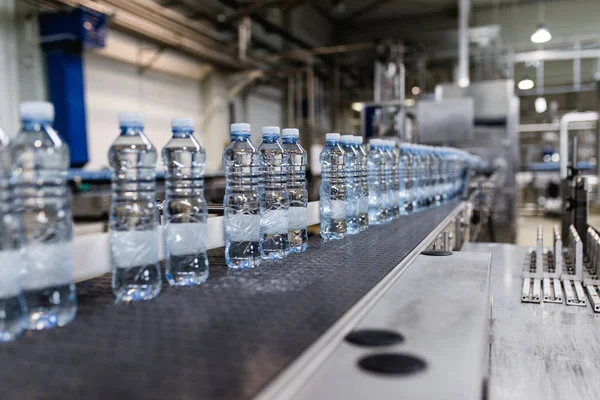 Bottelarij Waterbottellijn Voor Het Verwerken Bottelen Van Zuiver Bronwater Blauwe — Stockfoto