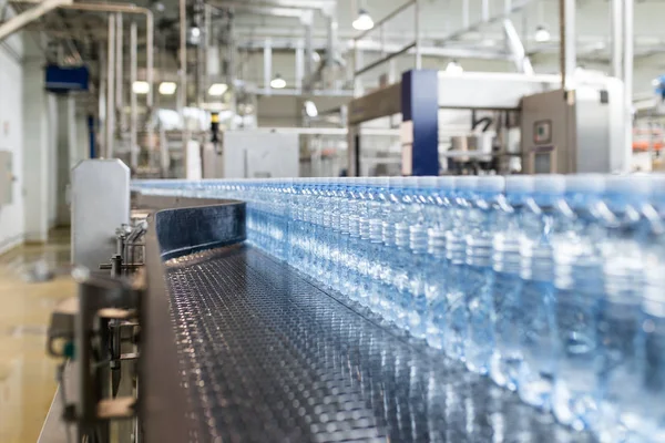 Bottelarij Waterbottellijn Voor Het Verwerken Bottelen Van Zuiver Bronwater Blauwe — Stockfoto