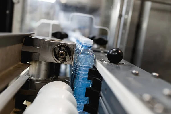 Bottelarij Waterbottellijn Voor Het Verwerken Bottelen Van Zuiver Bronwater Blauwe — Stockfoto