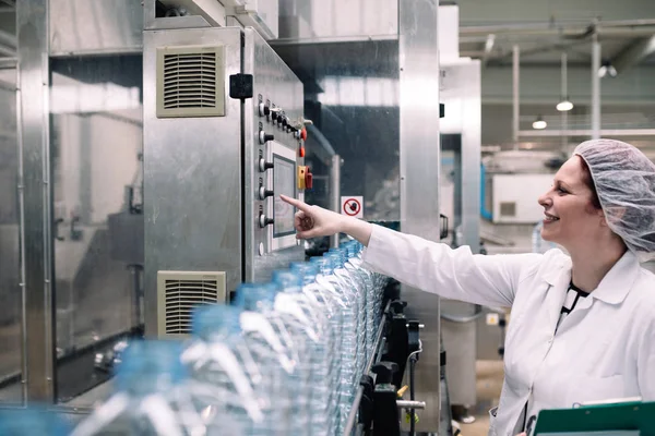 Water Bottling Line Processing Bottling Pure Mineral Water Bottles Female — Stock Photo, Image