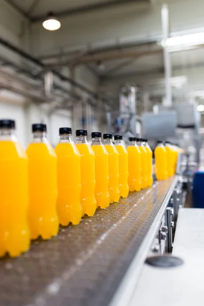 Industriële Fabriek Binnen Machines Robotfabriekslijn Voor Verwerking Botteling Van Flessen — Stockfoto
