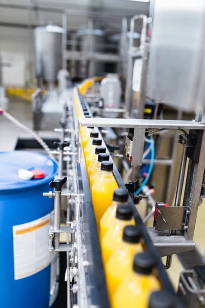 工业厂房和机械 苏打水和橙汁瓶加工装瓶机器人生产线 — 图库照片