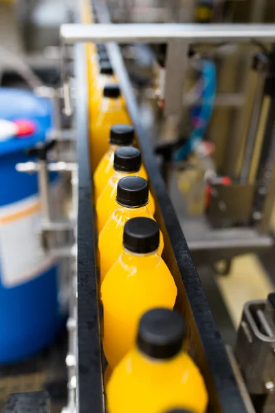 Fabryka Przemysłowa Wewnątrz Maszynach Robotyczna Linia Fabryczna Przetwarzania Butelkowania Butelek — Zdjęcie stockowe