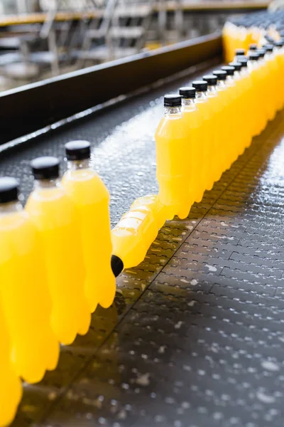Fabryka Przemysłowa Wewnątrz Maszynach Robotyczna Linia Fabryczna Przetwarzania Butelkowania Butelek — Zdjęcie stockowe