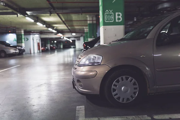 Underjordisk Parkering Med Bilar Selektivt Fokus — Stockfoto