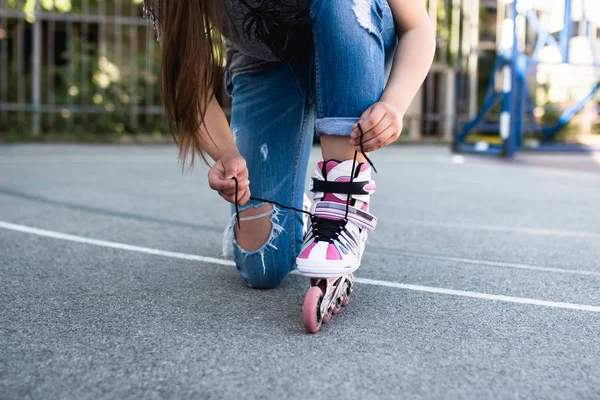 Stedelijke Scène Van Meisje Met Haar Rolschaatsen Zetten — Stockfoto