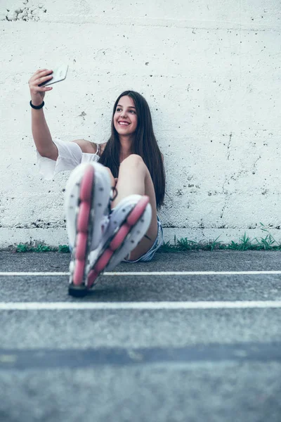 Pretty Young Brunette Girl Taking Selfie — Stock Photo, Image