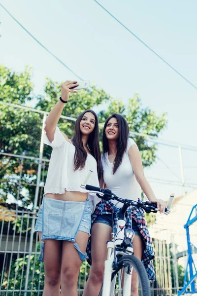 Duas Meninas Bonitas Tirando Selfie — Fotografia de Stock