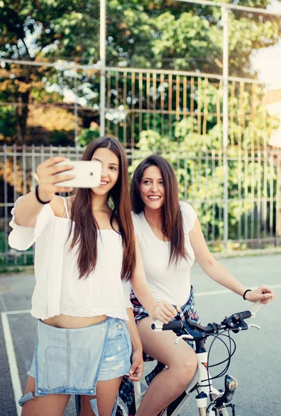 Selfie alarak iki genç ve güzel kız. 