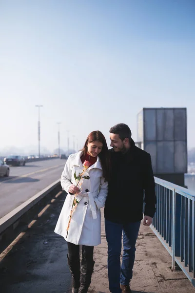 Szczęśliwa Para Atrakcyjne Ciesząc Się Zewnątrz Miasta Ludzie Miłość Valentine — Zdjęcie stockowe