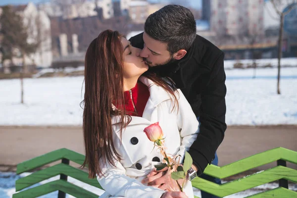 Casal Atraente Feliz Desfrutando Cidade Livre Pessoas Apaixonadas Tema Dia — Fotografia de Stock