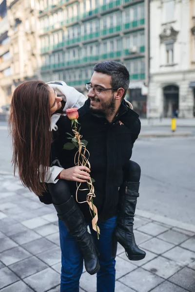 Szczęśliwa Para Atrakcyjne Ciesząc Się Zewnątrz Miasta Ludzie Miłość Valentine — Zdjęcie stockowe