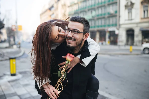 Szczęśliwa Para Atrakcyjne Ciesząc Się Zewnątrz Miasta Ludzie Miłość Valentine — Zdjęcie stockowe