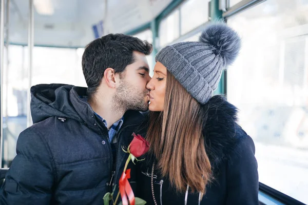 Beau Jeune Couple Amoureux Profiter Ensemble Tramway Homme Donne Une — Photo