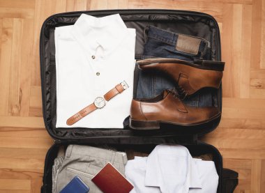 Seyahat çanta giyim, erkek aksesuarları ile açın