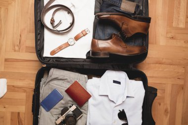 Seyahat çanta giyim, erkek aksesuarları ile açın