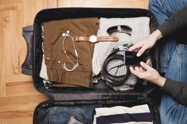 Seyahat çanta giyim, erkek aksesuarları ile açın. Seyahat ve tatil kavramı. 