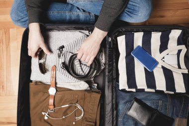 Seyahat çanta giyim, erkek aksesuarları ile açın. Seyahat ve tatil kavramı. 