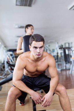 Adam salonunda sert bir çalışmadan sonra dinlenme.