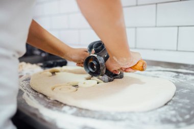 Bir küçük kasaba çörek fırında çörek yapma prosedürü