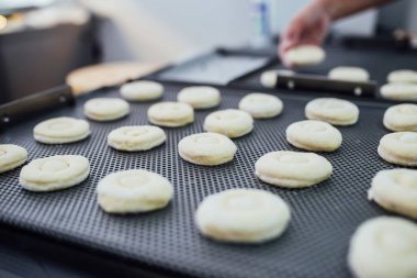 Bir küçük kasaba çörek fırında çörek yapma prosedürü