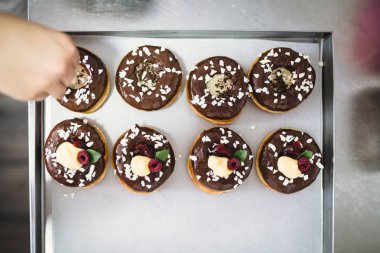 Sırlı çikolata lokmalar satışında bir küçük kasaba fırın için hazır dekore edilmiştir.