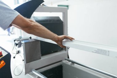 Alüminyum ve Pvc Pencere ve kapı üretimi için fabrika. İşçi montaj Pvc kapı ve pencere