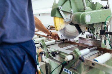 Alüminyum ve Pvc Pencere ve kapı üretimi için fabrika. İşçi montaj Pvc kapı ve pencere