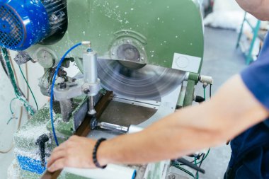 Alüminyum ve Pvc Pencere ve kapı üretimi için fabrika. İşçi montaj Pvc kapı ve pencere