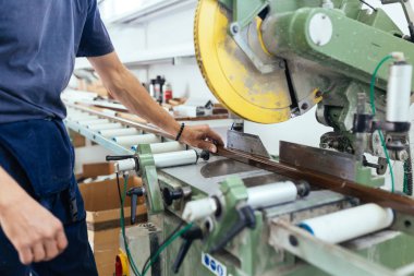 Alüminyum ve Pvc Pencere ve kapı üretimi için fabrika. İşçi montaj Pvc kapı ve pencere