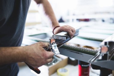 Alüminyum ve Pvc Pencere ve kapı üretimi için fabrika. İşçi montaj Pvc kapı ve pencere